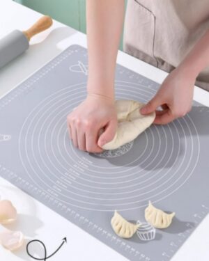 Ugniatanie ciasta na stolnicy silikonowej