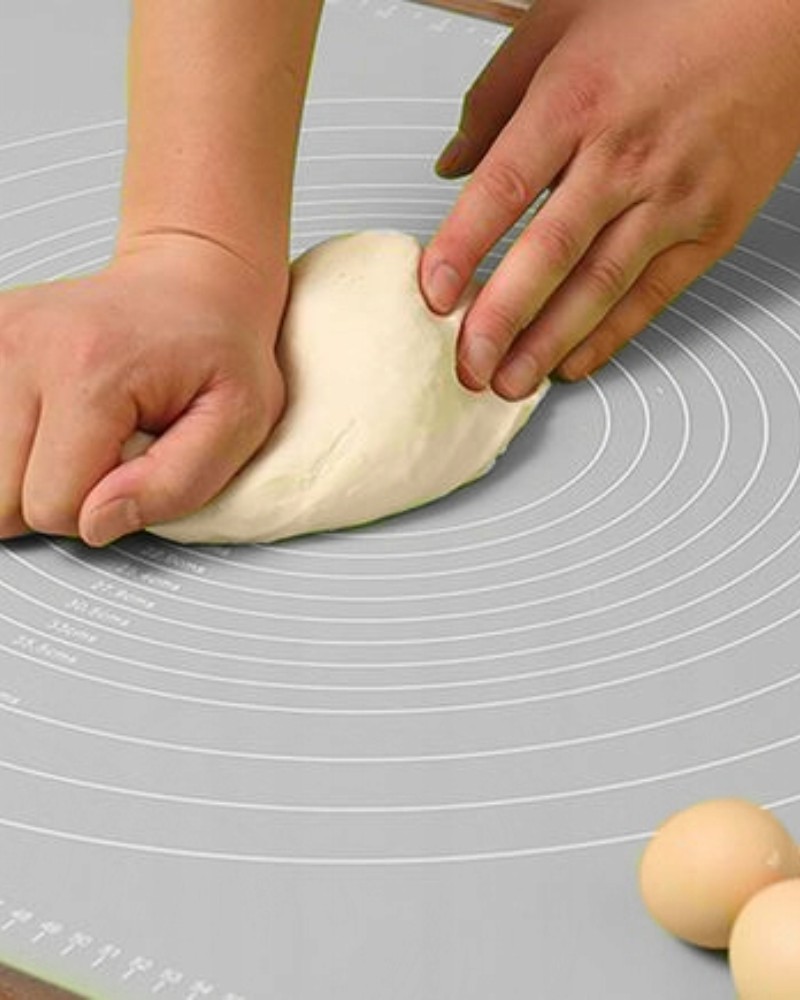 Stolnica duża nie przywierająca silikonowa 64x45 cm Ugniatanie ciasta na stolnicy silikonowej