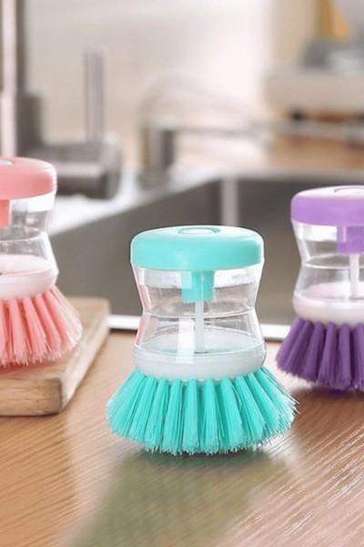 Szczotka do mycia naczyń z pojemnikiem na płyn