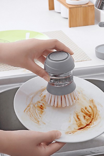 Mycie talerza szczotką do mycia naczyń z pojemnikiem na płyn