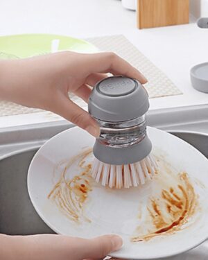 Mycie talerza szczotką do mycia naczyń