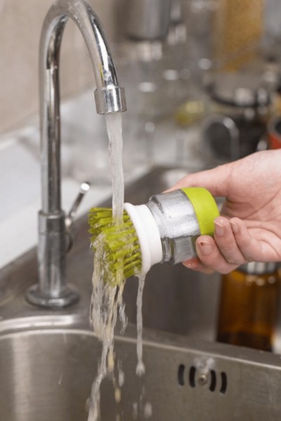 Mycie szczotki wodą z kranu