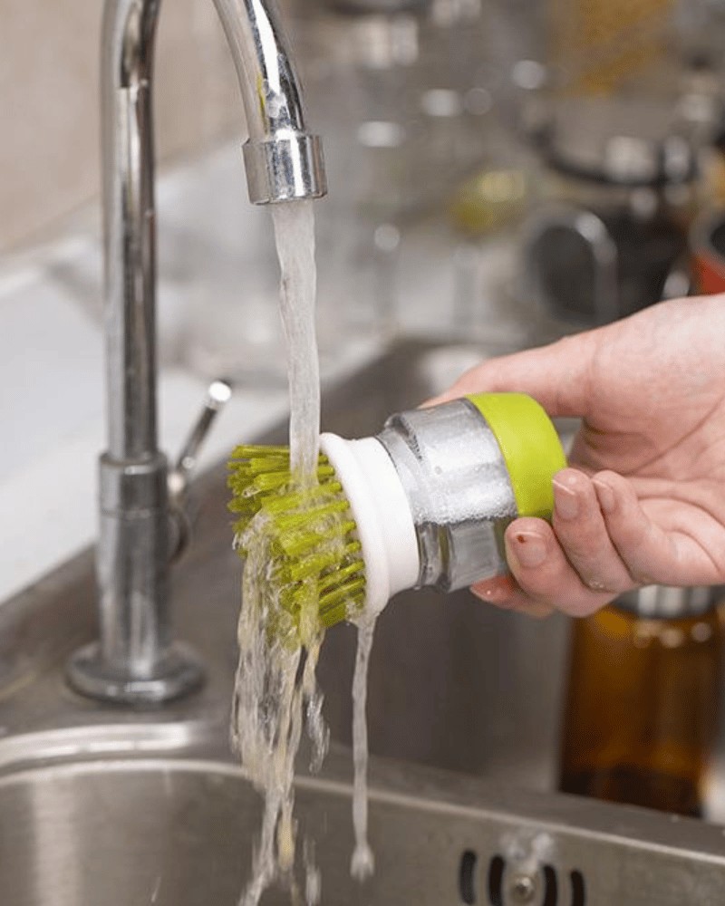 Mycie szczotki wodą z kranu