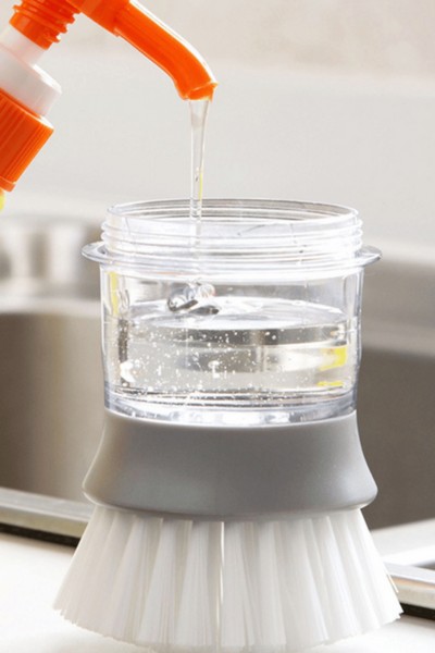Napełnianie pojemnika szczotki do mycia naczyń z pojemnikiem na płyn