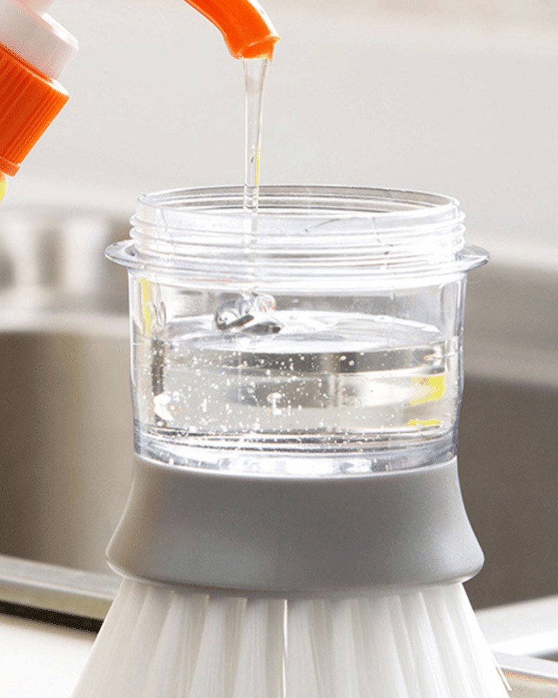 Napełnianie zbiornika szczotki płynem do mycia naczyń