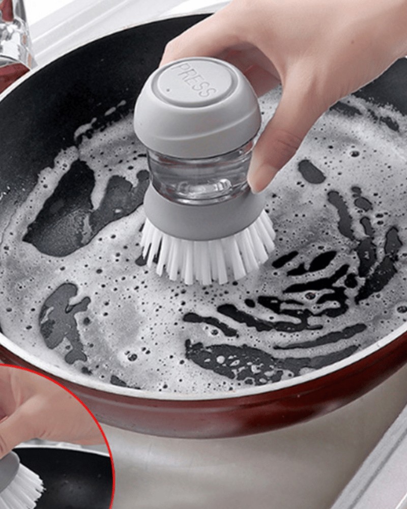 Mycie patelni szczotką do mycia naczyń