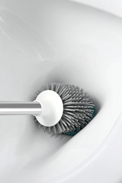 Czyszczenie toalety szczotką silikonową do WC