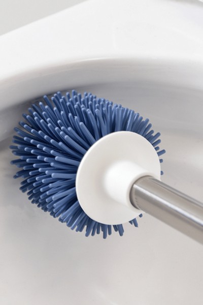 Czyszczenie toalety szczotką silikonową do WC