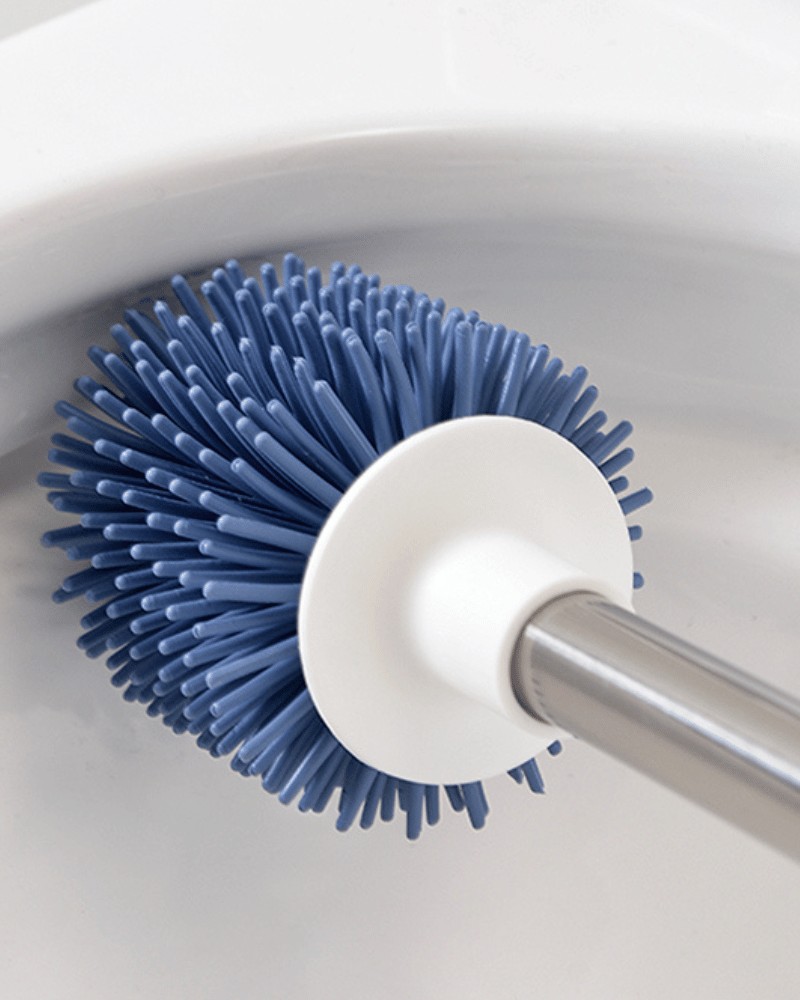 Czyszczenie toalety szczotką silikonową do WC