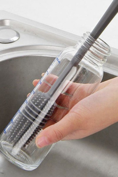 Mycie butelki szczotką silikonową