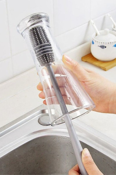 Mycie szklanki szczotką silikonową