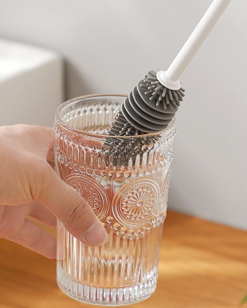 Mycie szklanki szczotką silikonową