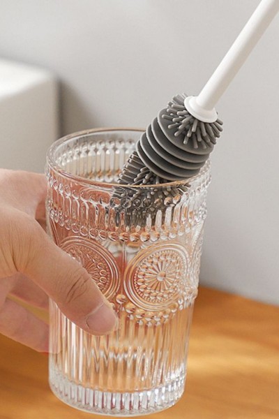 Mycie szklanki szczotką silikonową