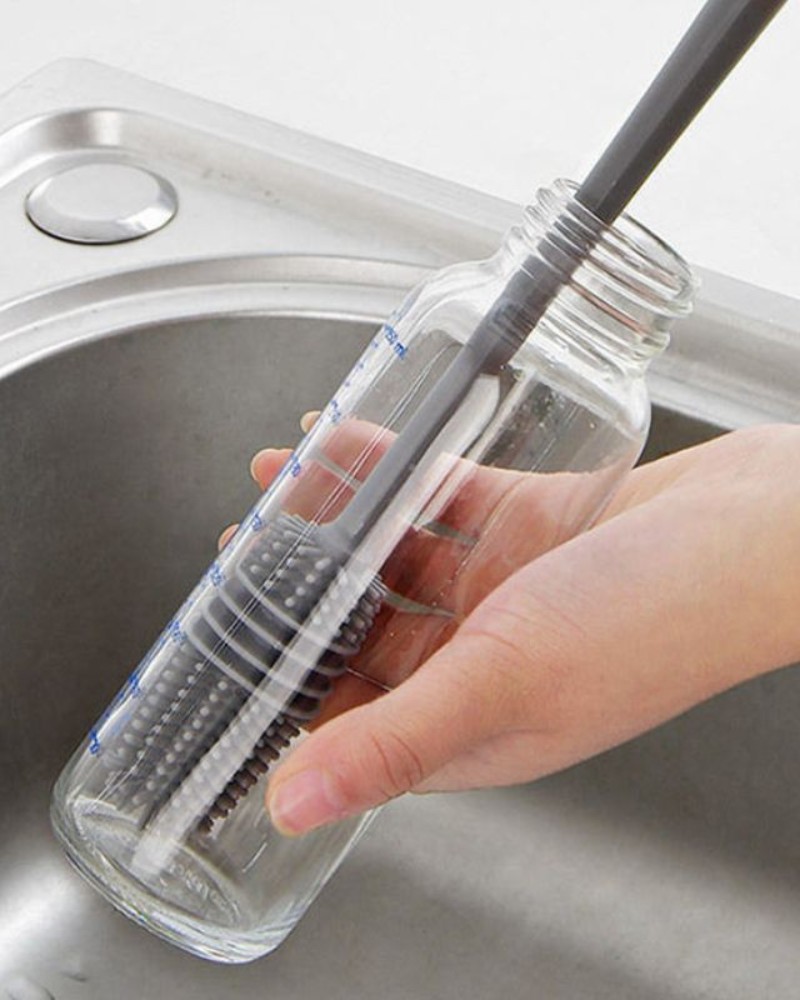 Mycie butelki szczotką silikonową