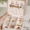 Szkatułka kuferek organizer na biżuterię podróżna 10 cm x 10 cm prezentacja wnętrza