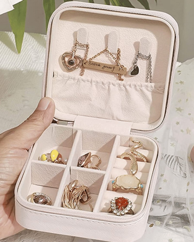 Szkatułka kuferek organizer na biżuterię podróżna 10 cm x 10 cm prezentacja wnętrza