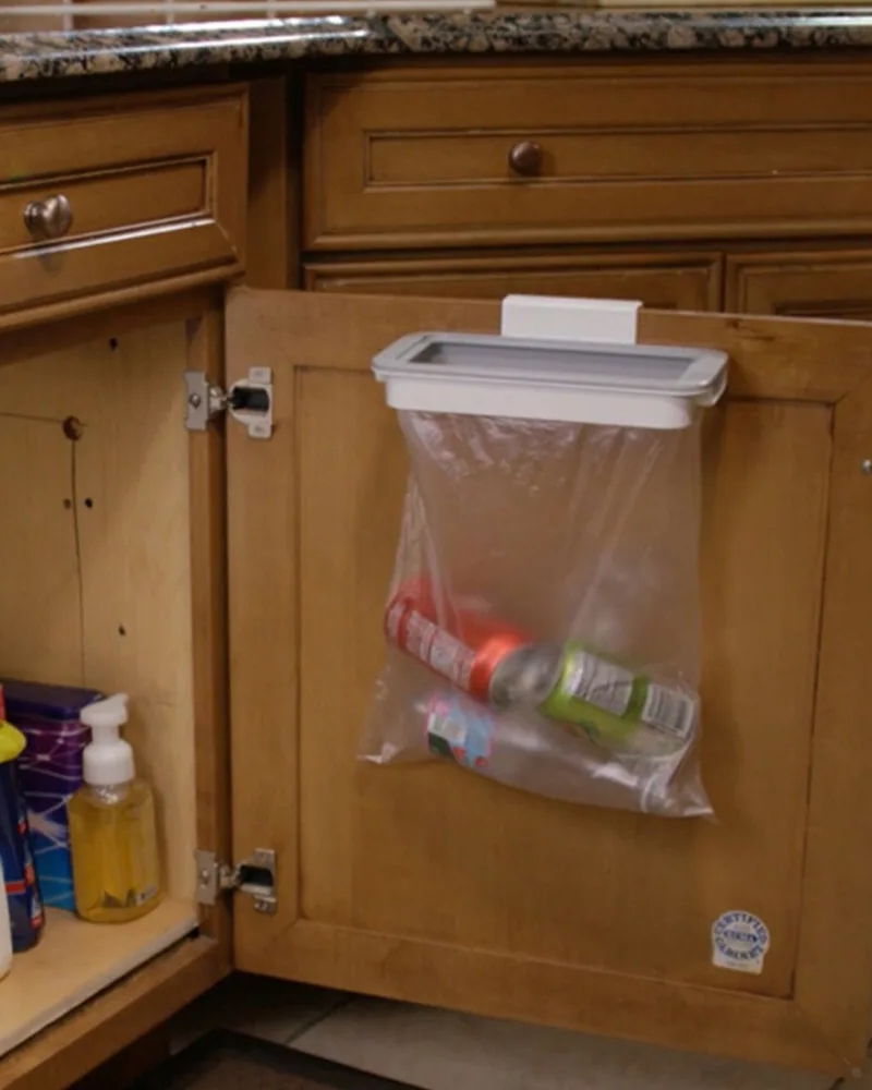 Kosz na świeci z zastosowaniem uchwytu na drzwiczkach od szafki