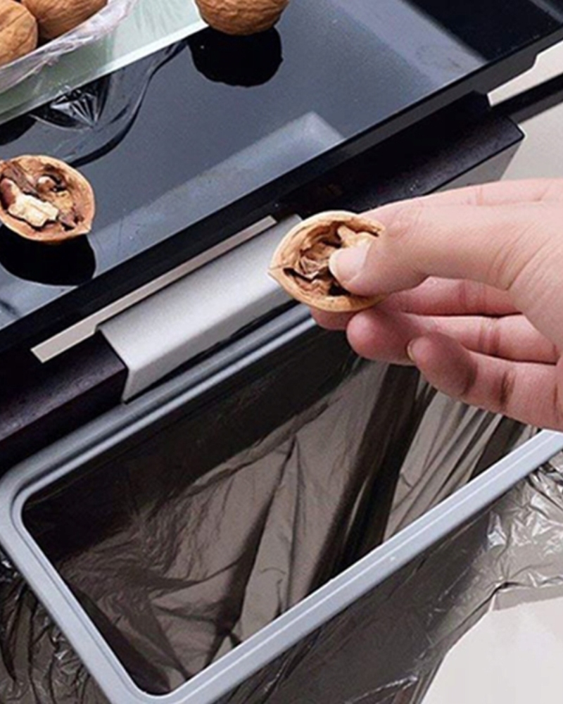 Wrzucanie śmieci do worka na śmieci na uchwycie na worki