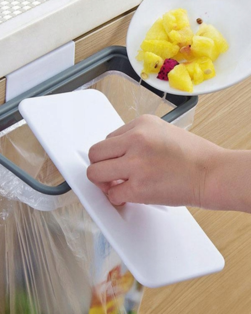 Wrzucanie resztek jedzenia do kosza na uchwycie do worków