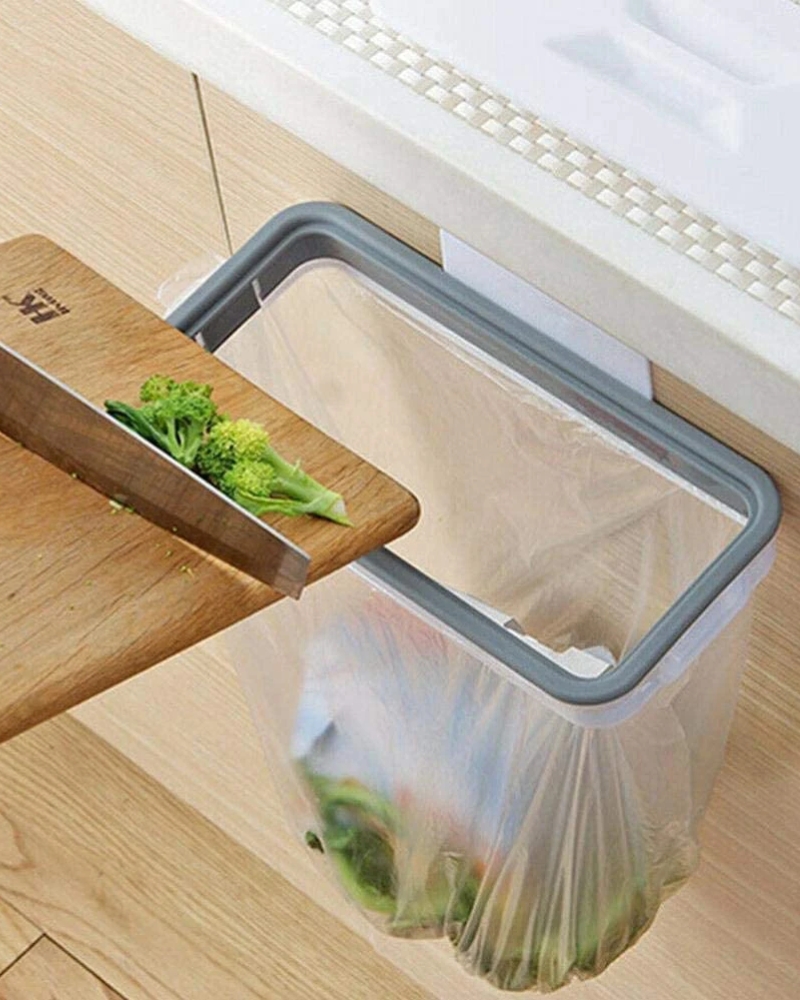 Wsypywanie resztek jedzenia do kosza na uchwycie do worków