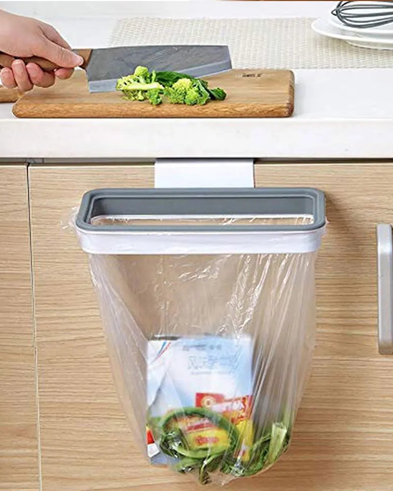 Uchwyt do worków kosz na śmieci wiszący ze śmieciami w środku