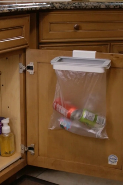 Uchwyt zamontowany na drzwiczkach szafki