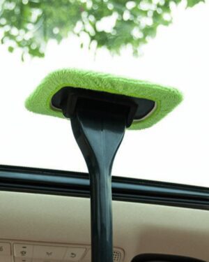 Mycie szyby uniwersalną szczotką do mycia szyb