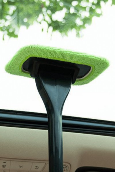 Mycie szyby uniwersalną szczotką z mikrofibry