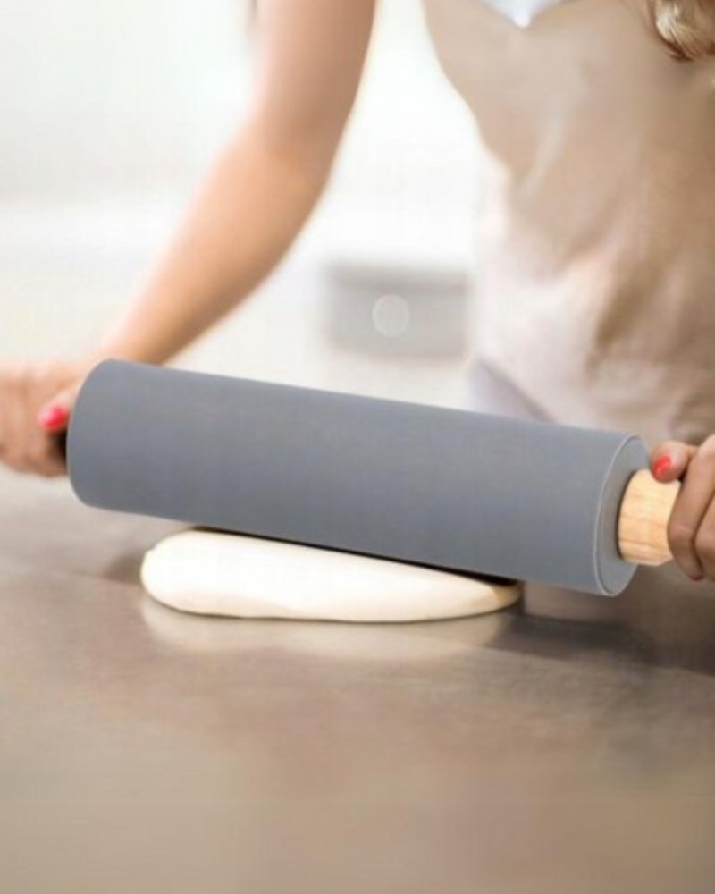 Wałkowanie ciasta wałkiem silikonowym