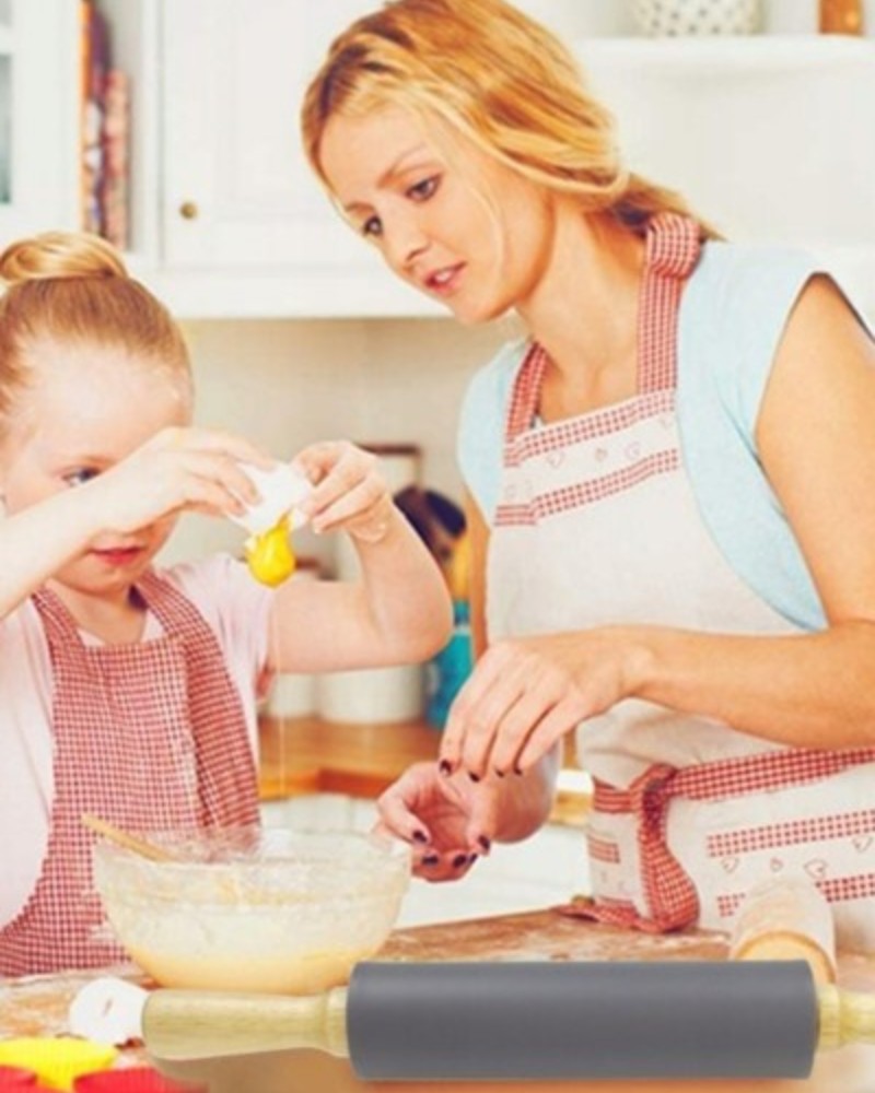 Matka z córką podczas pieczenia używają wałka silikonowego