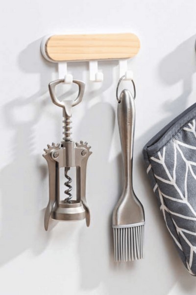 Elementy kuchenne zawieszone na wieszaku samoprzylepnym