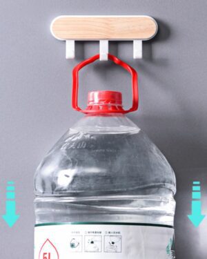 Butelka zawieszona na haczyku samoprzylepnym