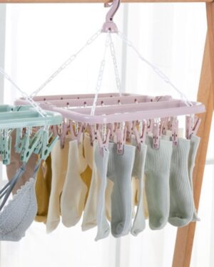 Skarpetki wiszące na wieszaku