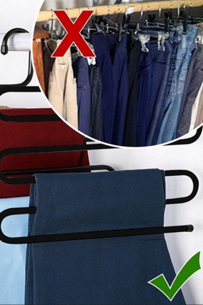 Spodnie zawieszone na wieszaku na spodnie w szafie