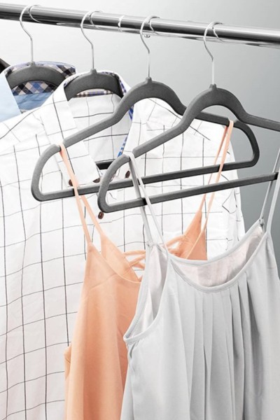 Ubrania na wieszakach antypoślizgowych