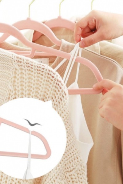 Ubrania na wieszakach antypoślizgowych