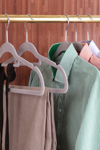 Ubrania w szafie na wieszakach antypoślizgowych
