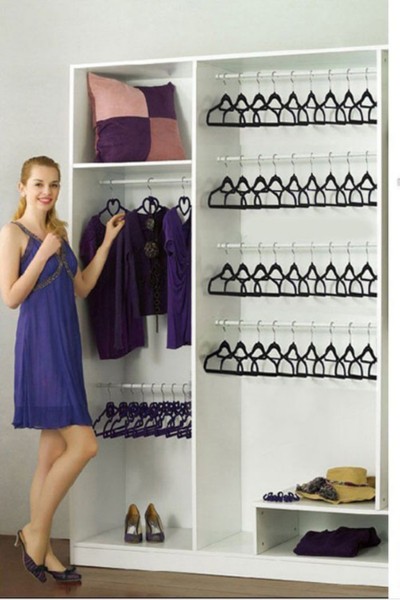 Kobieta obok szafy z wieszakami antypoślizgowymi