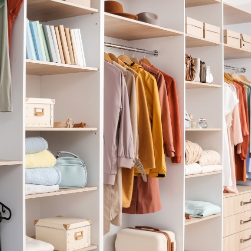 Garderoba z ubraniami