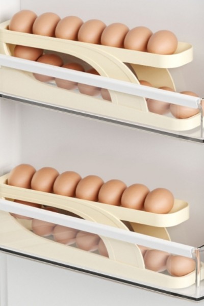 Pojemniki na jajka z jajkami na półce w lodówce