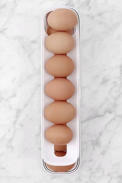 Widok z góry na pojemnik na jajka z jajkami w środku