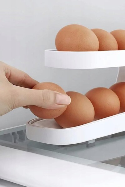 Wyjmowanie jajek z pojemnika na jajak