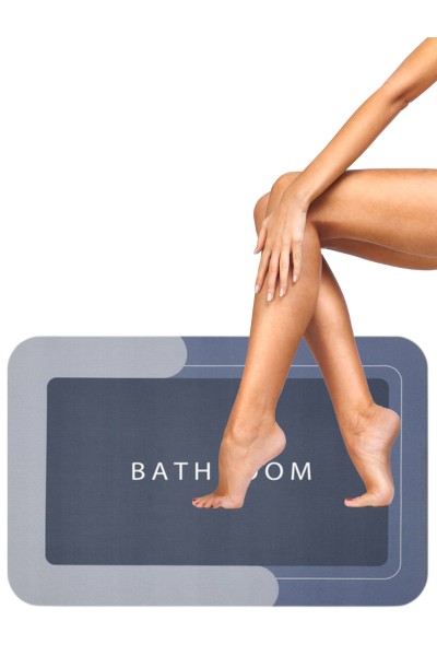 Mata dywanik łazienkowy szybkoschnący i nogi kobiety