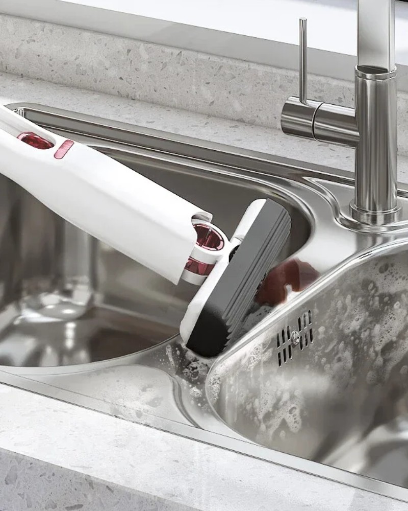 Czyszczenie zlewu mini mopem